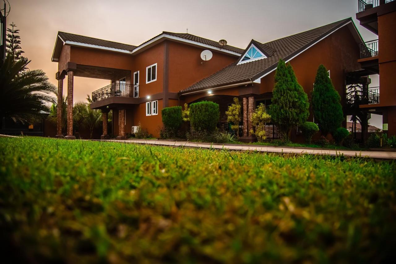 Homey Lodge คูมาซี ภายนอก รูปภาพ