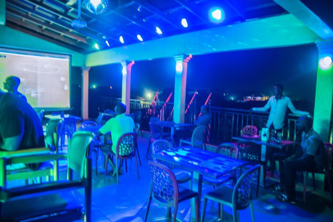Homey Lodge คูมาซี ภายนอก รูปภาพ